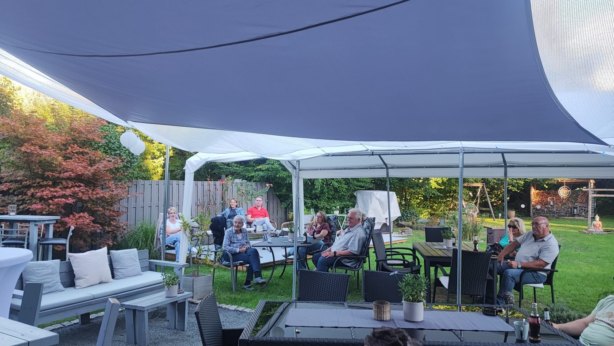 Publikum unter Sonnensegeln im GartenCafé malAnders