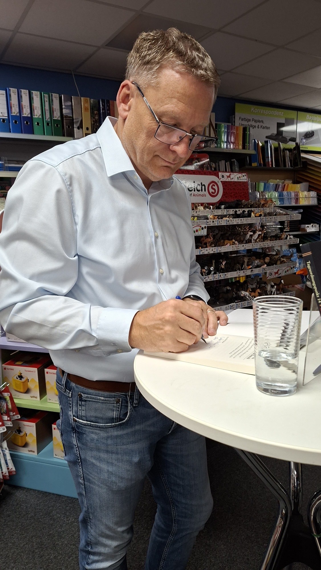 Dirk Eickhoff signiert sein Buch bei der Buchvorstellung in Herdorf