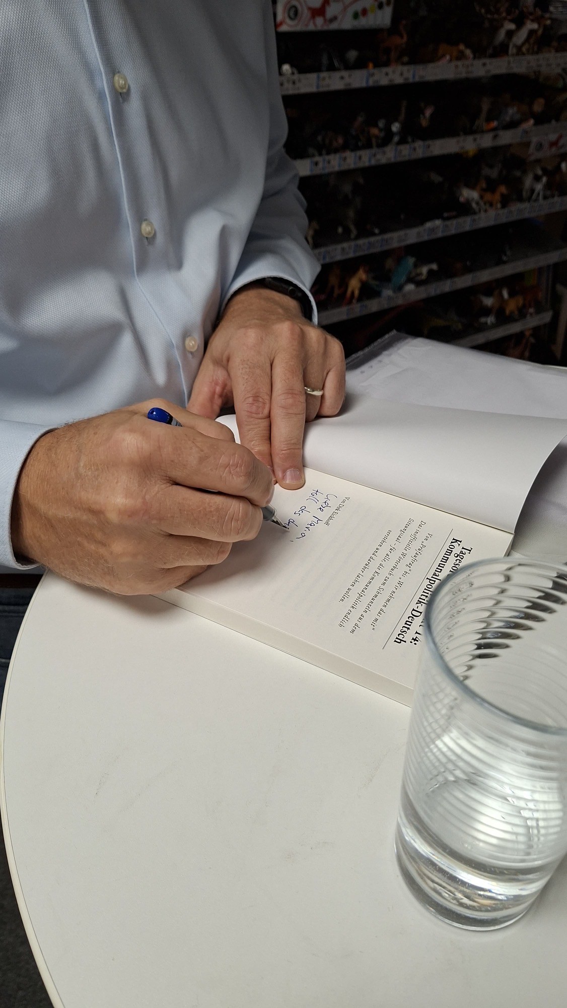 Nahaufnahme: Dirk Eickhoff signiert sein Buch „Tagesordnungspunkt 14“