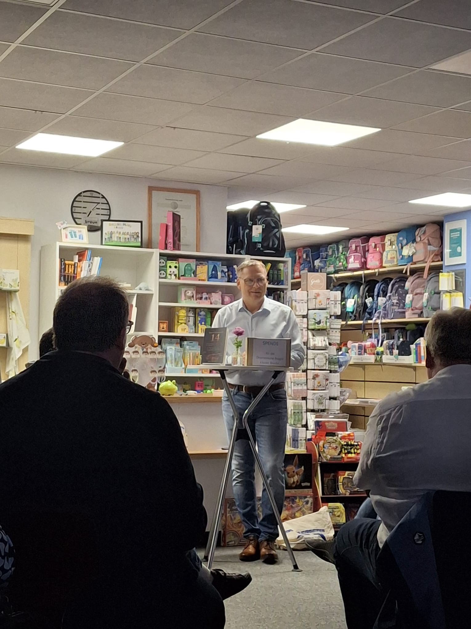 Dirk Eickhoff liest vor Publikum in der Buchhandlung Braun in Herdorf
