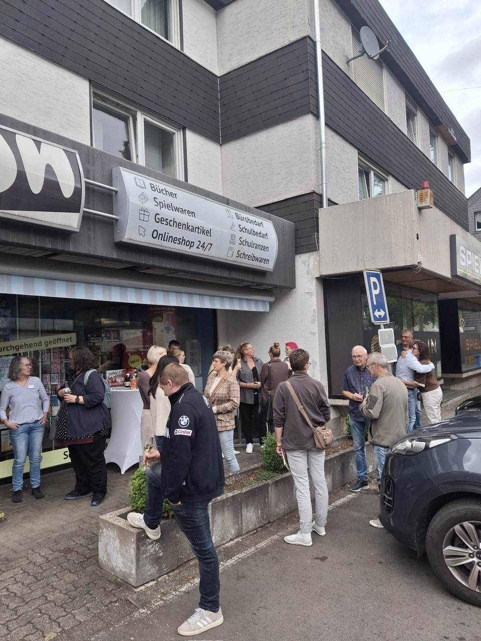 Besucherinnen und Besucher vor der Buchhandlung Braun