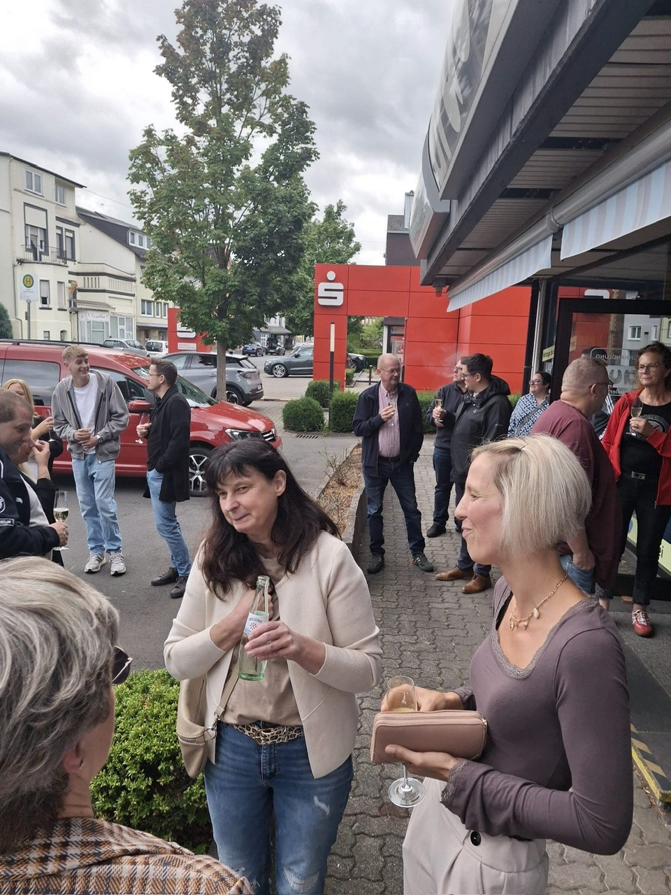 Gäste im Gespräch vor der Buchhandlung Braun in Herdorf