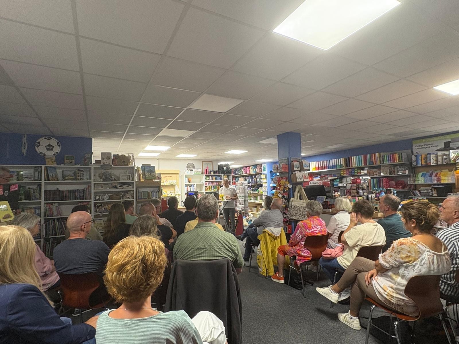 Voll besetzte Buchvorstellung in der Buchhandlung Braun in Herdorf