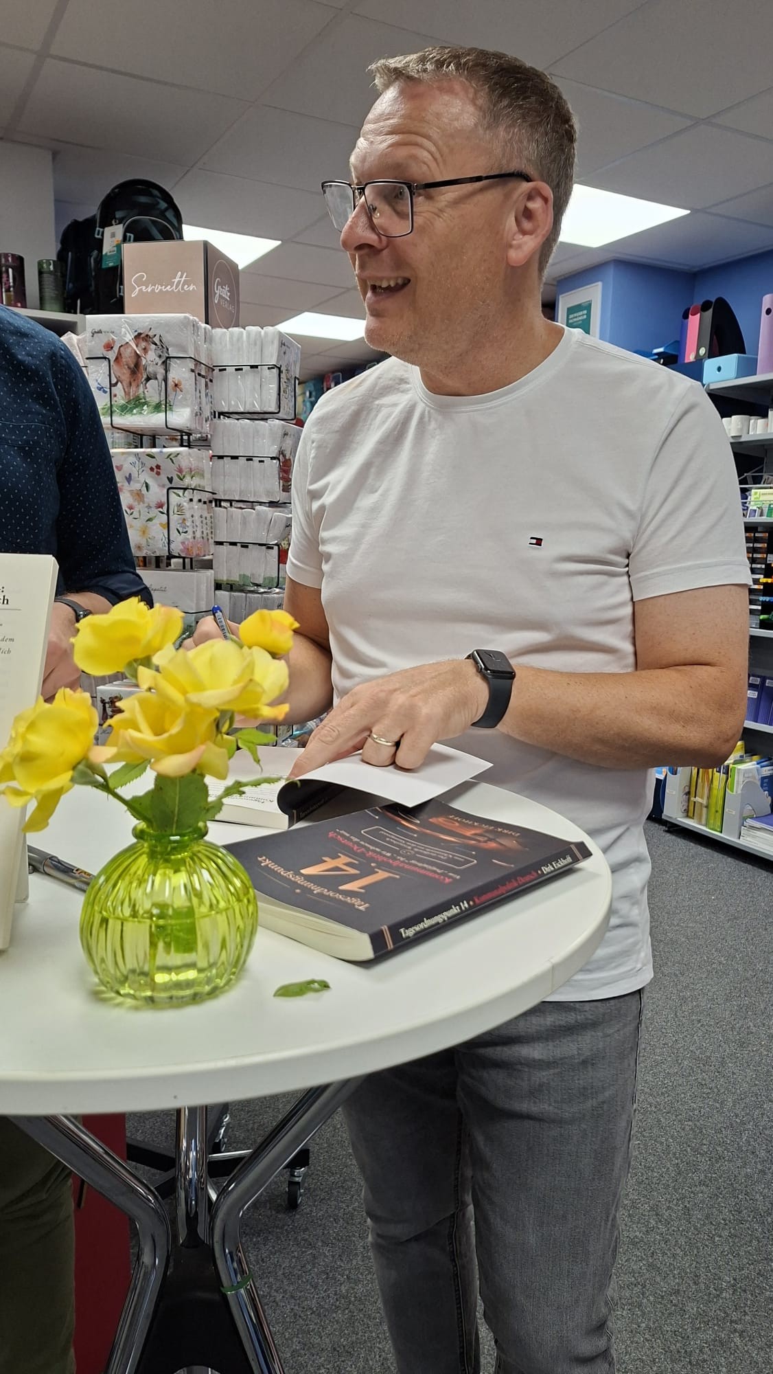 Dirk Eickhoff am Stehtisch mit seinem Buch über Kommunalpolitik