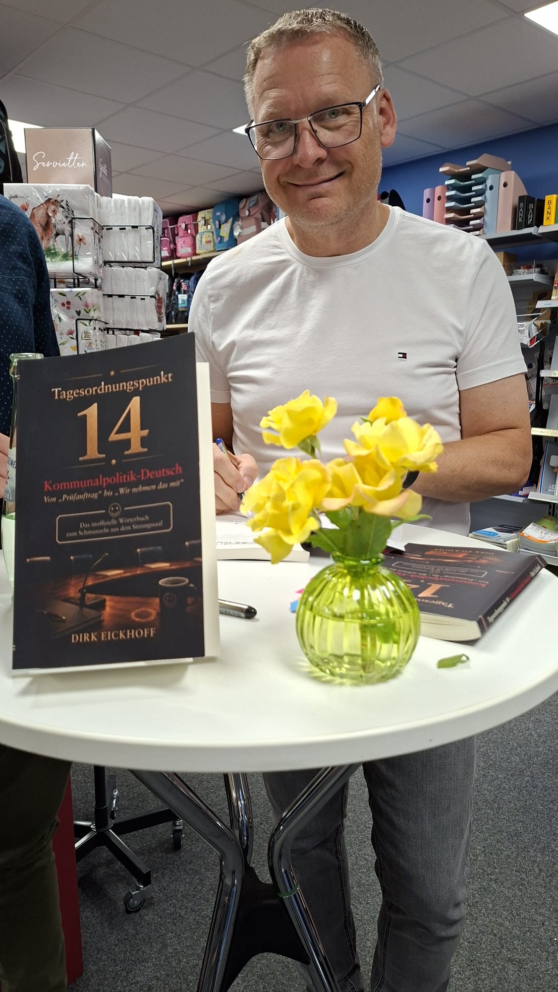 Dirk Eickhoff am Signiertisch mit dem Buch „Tagesordnungspunkt 14“