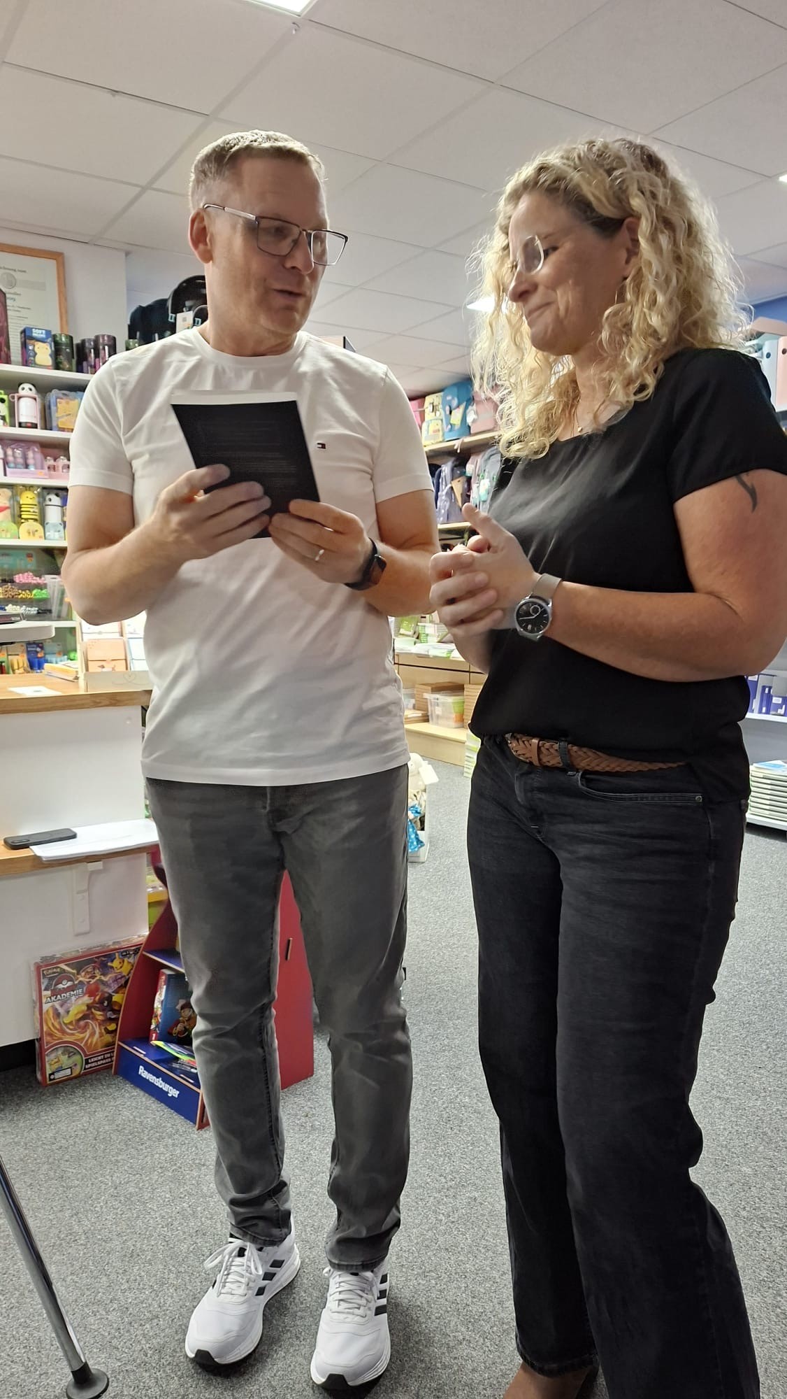 Dirk Eickhoff im Gespräch mit einer Besucherin der Buchvorstellung in Herdorf