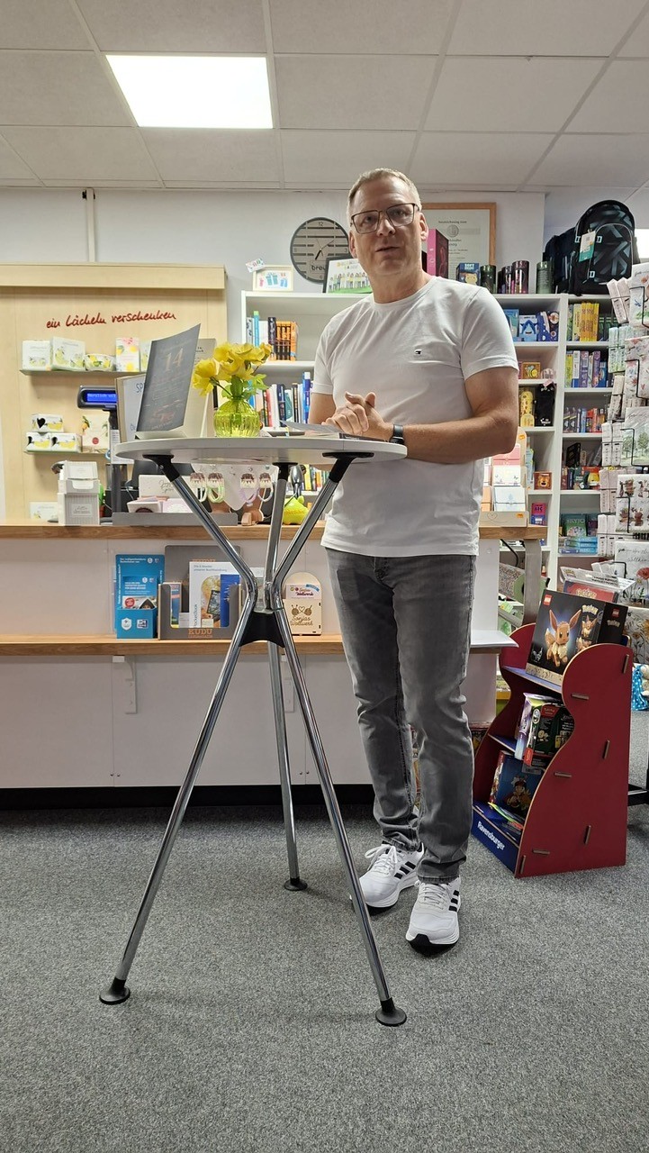 Dirk Eickhoff liest am Stehpult aus seinem Buch „Tagesordnungspunkt 14“