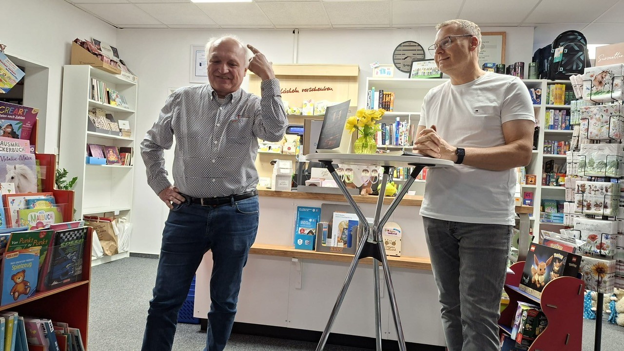 Dirk Eickhoff im Gespräch bei einer Buchvorstellung in der Buchhandlung Braun