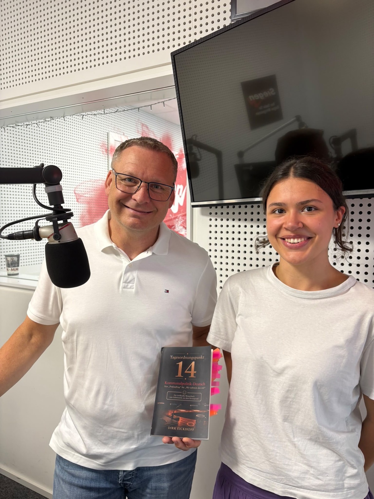 Dirk Eickhoff mit seinem Buch „Tagesordnungspunkt 14“ im Radiostudio
