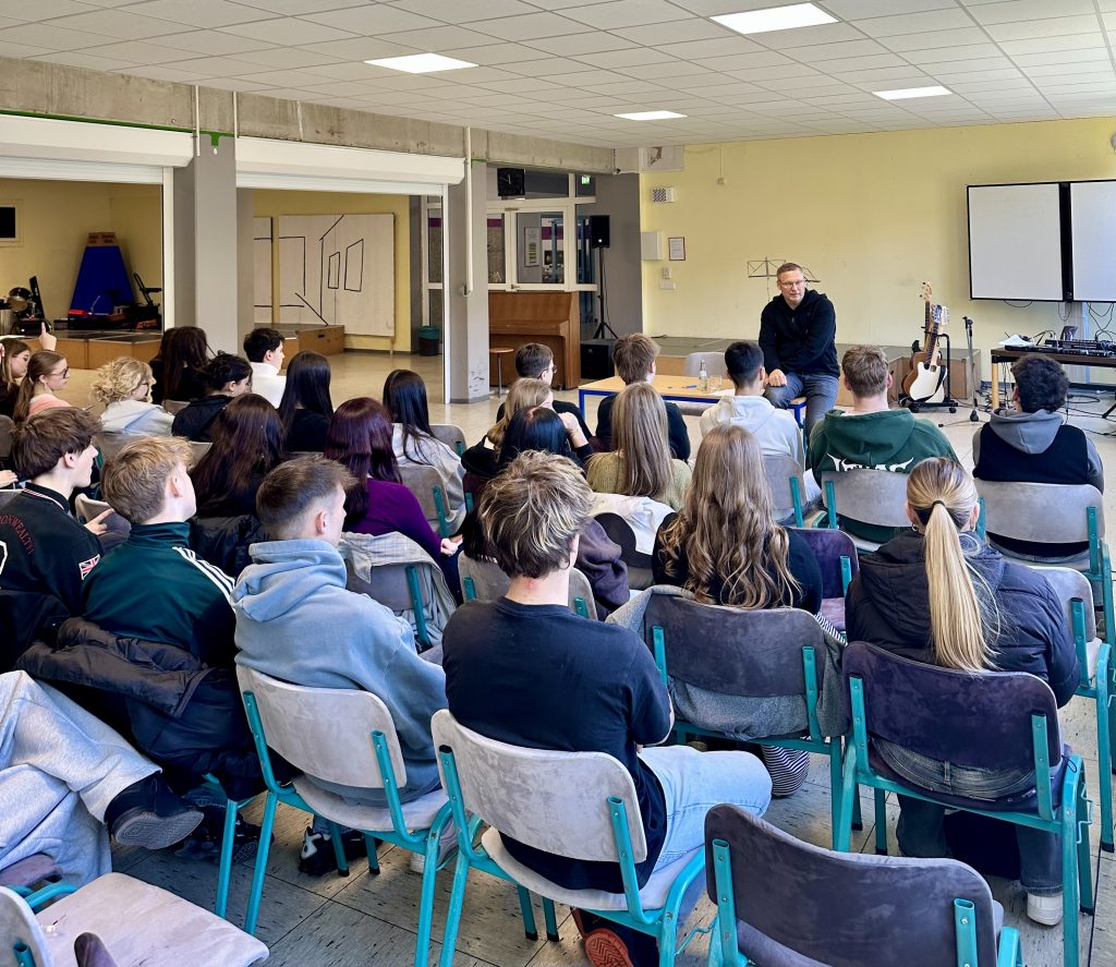 Dirk Eickhoff zu Besuch in einer Klasse der Realschule Plus Daaden-Herdorf